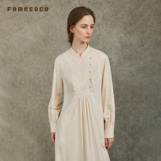 Famecoco范可儿旗袍领新中式刺绣连衣裙直筒A字长裙FAC6FA008 商品图1