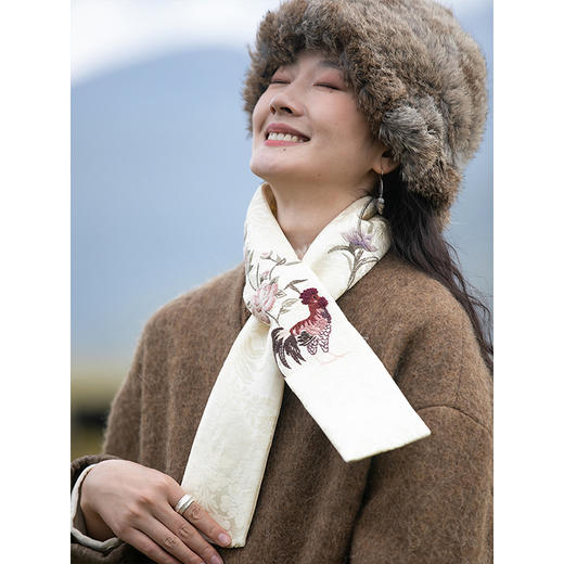 牧衣游原创 丝麻棉手工刺绣炒色夹棉围巾 春又生【不支持会员折】 商品图3