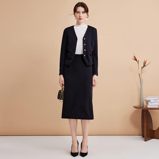 EITIE爱特爱气质V领高级感深海蓝褶皱收腰短款显瘦外套冬季新款D2403421 商品图3