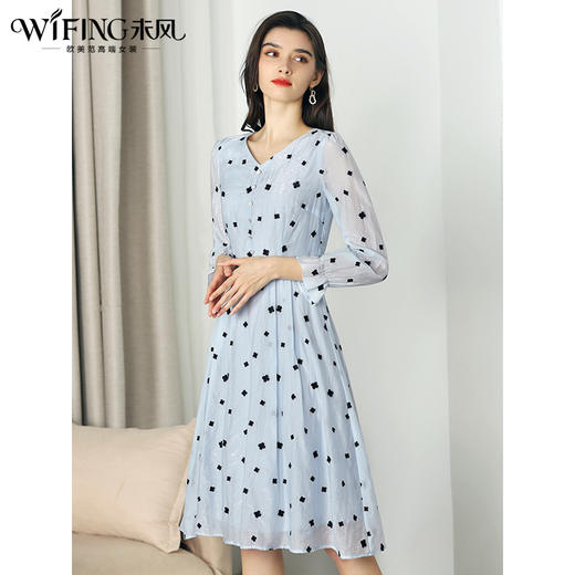 未风蓝色v领连衣裙女秋2024年秋季新款女装天丝刺绣气质长袖裙子 商品图3