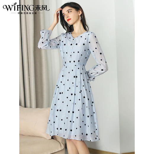 未风蓝色v领连衣裙女秋2024年秋季新款女装天丝刺绣气质长袖裙子 商品图2