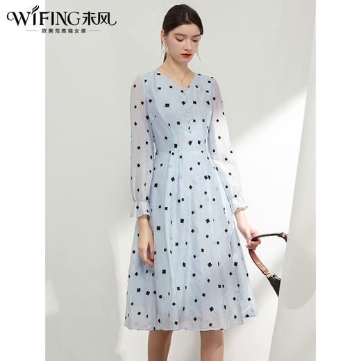 未风蓝色v领连衣裙女秋2024年秋季新款女装天丝刺绣气质长袖裙子 商品图1