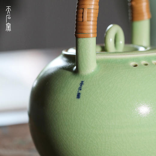 问鼎天石窑青汝淡月壶 商品图4