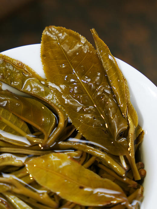 生普头牌【凤饼贡茶困鹿山】2023年春茶选自困鹿山26号茶农李应芝家古茶园，如果生普只能喝一款那必须是“困鹿山”普洱茶生茶 非遗工艺 357克/饼 5饼/提 2提/件 商品图6