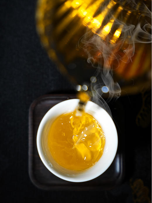 生普头牌【凤饼贡茶困鹿山】2023年春茶选自困鹿山26号茶农李应芝家古茶园，如果生普只能喝一款那必须是“困鹿山”普洱茶生茶 非遗工艺 357克/饼 5饼/提 2提/件 商品图3