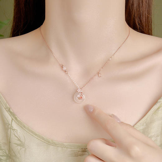 【桃花锦鲤】锦鲤平安扣白玉髓粉水晶花朵项链【JHY-N001721M】 商品图3