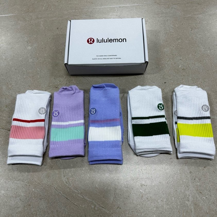 彩虹袜子，lulu专柜新款纯棉中筒袜！字母经典图标刺绣款！袜子经典色超级漂亮