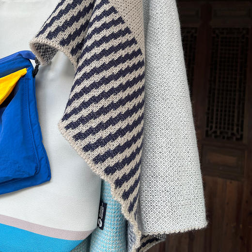 乌镇戏剧节第十一届披肩撞色针织毛线围巾披肩 商品图1