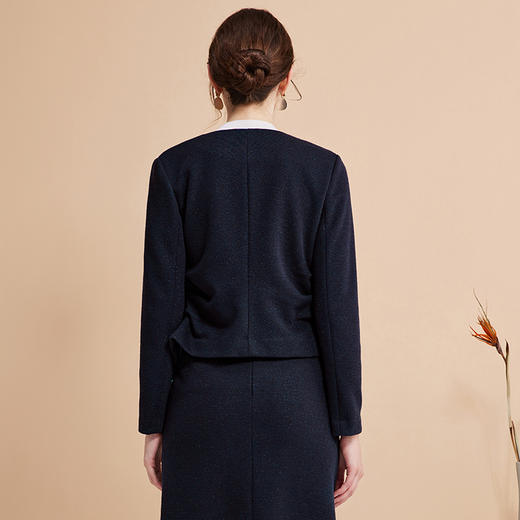 EITIE爱特爱气质V领高级感深海蓝褶皱收腰短款显瘦外套冬季新款D2403421 商品图4