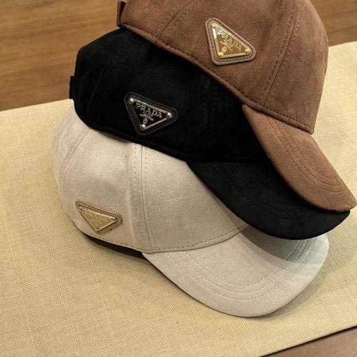 普拉达新款鹿皮棒球帽侧边标志性涂珐琅三角形金属徽标，尽显高雅男女同款（AN） 商品图1