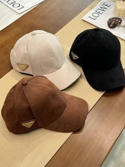 普拉达新款鹿皮棒球帽侧边标志性涂珐琅三角形金属徽标，尽显高雅男女同款（AN） 商品图0
