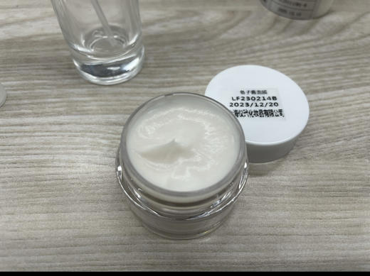 【新鲜回归】懒人涂抹式 肤思特50克鱼子酱黑松露轻龄面膜 鲟鱼子酱以及专利黑松露和红景天发酵原浆添加，双菌发酵，除了熬夜舒肤，还抗皱&紧致！薄涂忒舒服，半小时一个小时均可， 洗后细透舒 商品图5