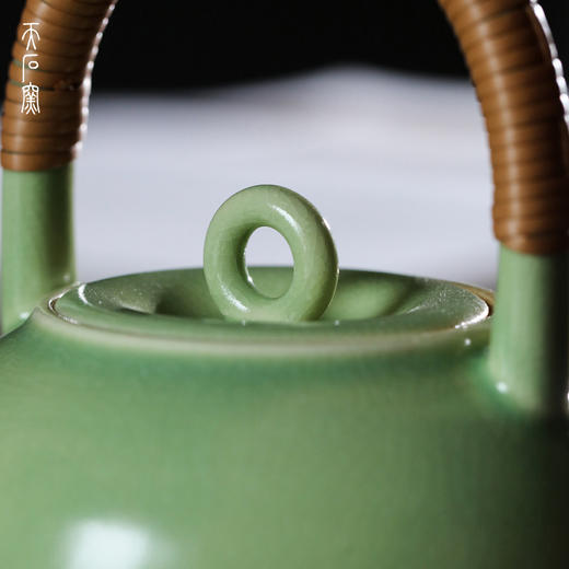 问鼎天石窑青汝淡月壶 商品图3