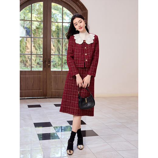 【1件75折】熙世界红色小香风套装女秋冬新款法式娃娃领短款外套半身裙两件套 商品图3