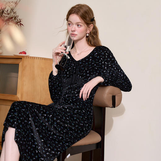 法式浪漫气质高级感花边黑底碎花裙女秋冬收腰长袖连衣裙V4142932 商品图4