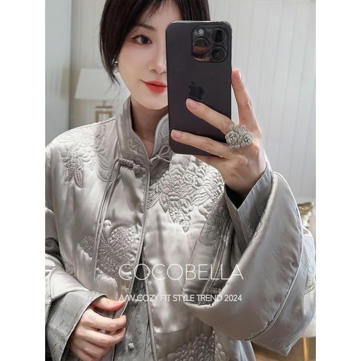 COCOBELLA新中式缎面刺绣盘扣棉服女国风轻型绗棉外套MF3002 商品图1