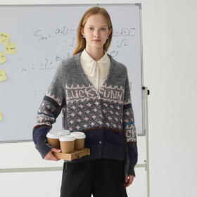 谜底针织开衫女士2024冬季新品复古风提花V领单排扣毛衣244MZ1888