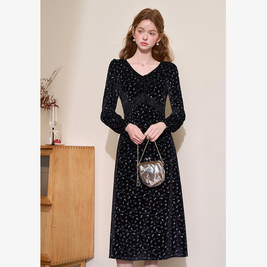 法式浪漫气质高级感花边黑底碎花裙女秋冬收腰长袖连衣裙V4142932 商品图0