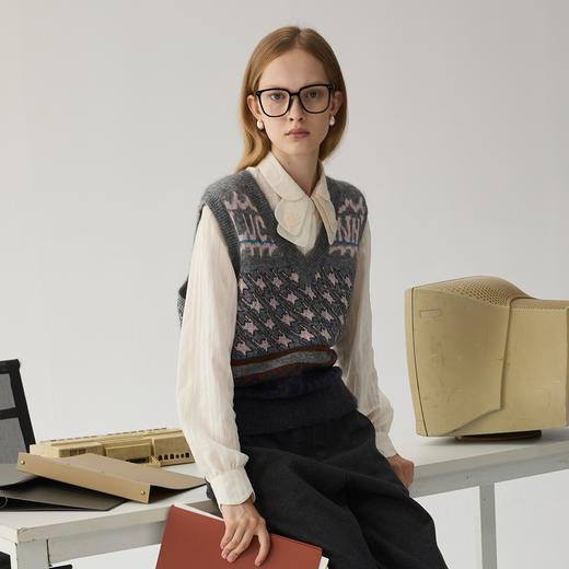 谜底V领套头针织衫女2024冬季新品复古提花短款毛衣背心244MZ1870 商品图3