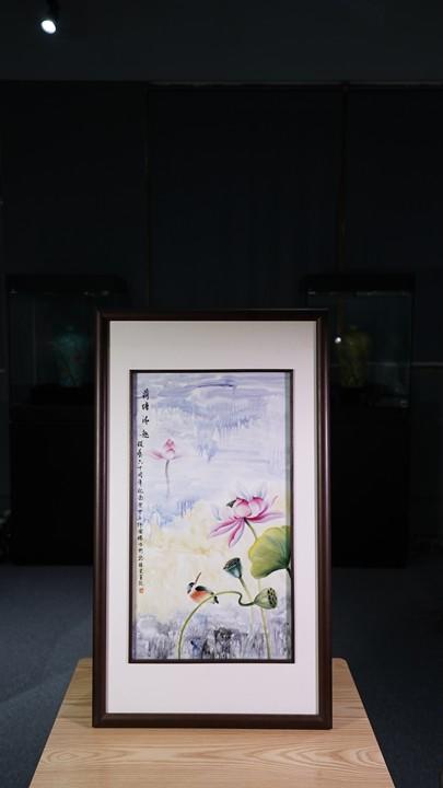 新粉彩荷塘清趣瓷板 商品图0