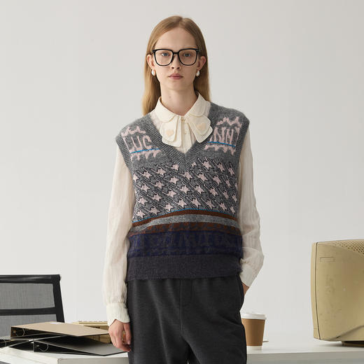 谜底V领套头针织衫女2024冬季新品复古提花短款毛衣背心244MZ1870 商品图0