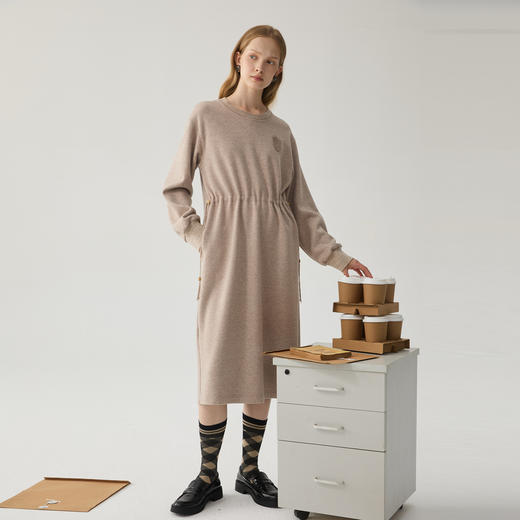 谜底卫衣裙长袖女2024冬新品休闲风套头抽绳收腰连衣裙244ML1621 商品图1