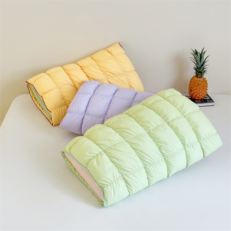 顶柔奶酪菠萝包枕头，面料手感软糯舒适承托肩颈，释放一天压力