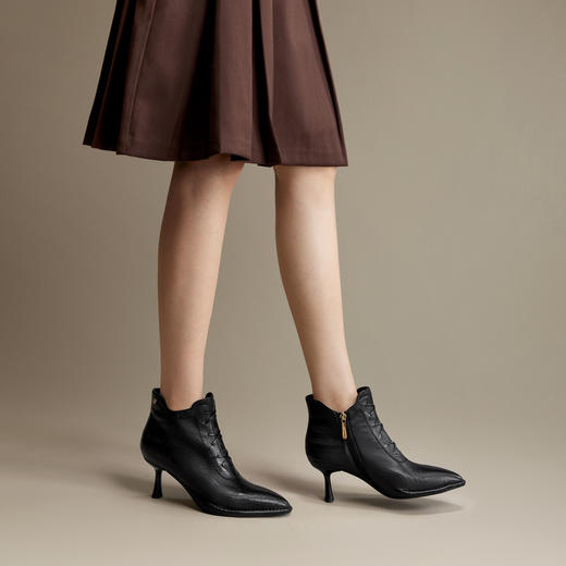 千百度羊皮尖头时装靴女冬季细高跟靴通勤短靴子A24581402 商品图1