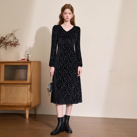 法式浪漫气质高级感花边黑底碎花裙女秋冬收腰长袖连衣裙V4142932 商品图1
