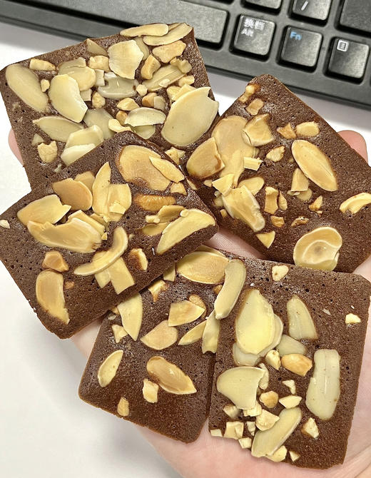 【甜原柿吉布朗尼脆片】 🍫黑巧微苦+🥥椰子清香！！ 10% 扁桃仁和5%腰果仁❗️ 料多到溢出来 1毫米厚的一片，每一片都洒满了坚果 商品图0