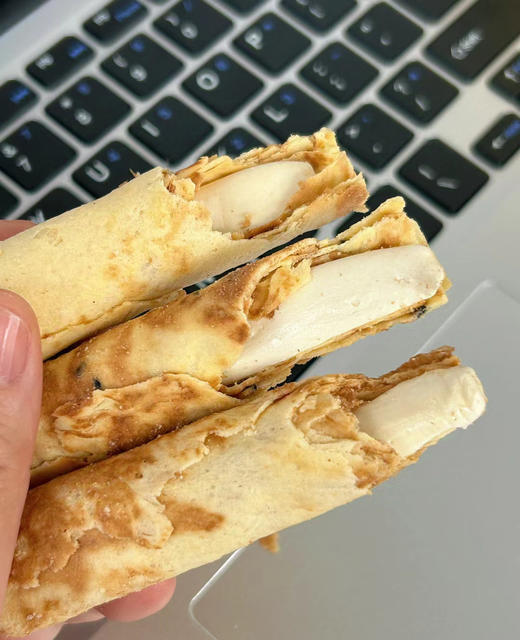 【空气牛轧蛋卷】😋酥松掉渣 一捏就碎🤤手工熬糖版牛轧夹心 非棉花糖 奶味浓郁 又酥有糯还有嚼劲😌☑蛋卷居然也加小料了 牛轧夹心直接奶晕 商品图10