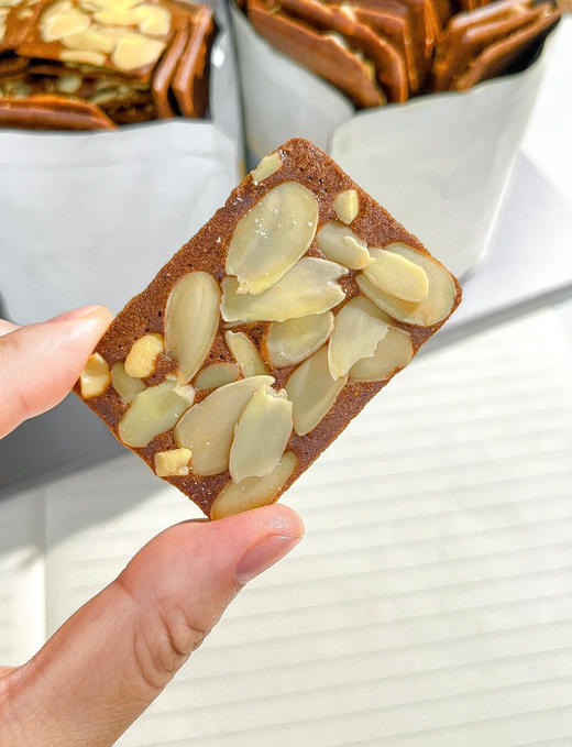 【甜原柿吉布朗尼脆片】 🍫黑巧微苦+🥥椰子清香！！ 10% 扁桃仁和5%腰果仁❗️ 料多到溢出来 1毫米厚的一片，每一片都洒满了坚果 商品图7