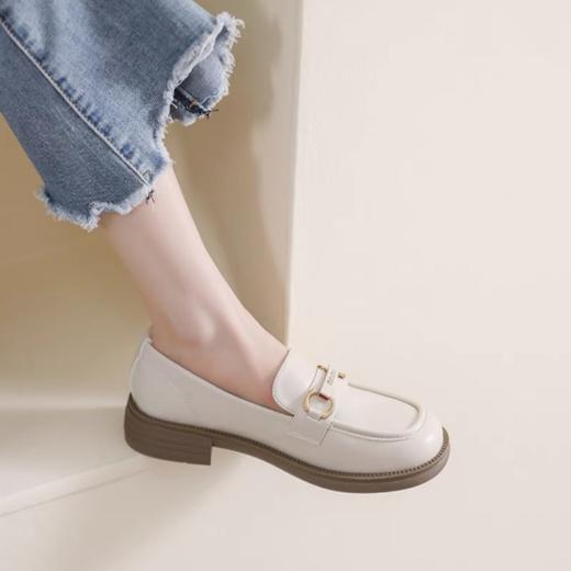 👏【TATA 同款】复古英伦风金属扣乐福鞋 😎 这质感真的绝美 脚感巨巨巨好💥 ✅ 鞋子精致又贵气☺️的随便搭配套裙子都好减龄软，👉 商品图4