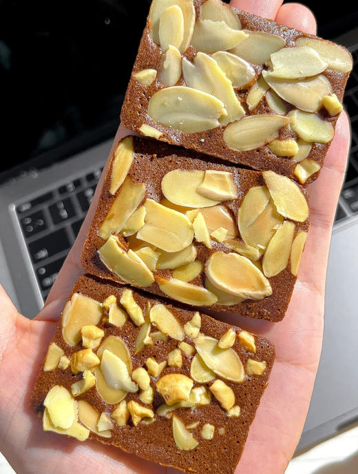 【甜原柿吉布朗尼脆片】 🍫黑巧微苦+🥥椰子清香！！ 10% 扁桃仁和5%腰果仁❗️ 料多到溢出来 1毫米厚的一片，每一片都洒满了坚果 商品图3