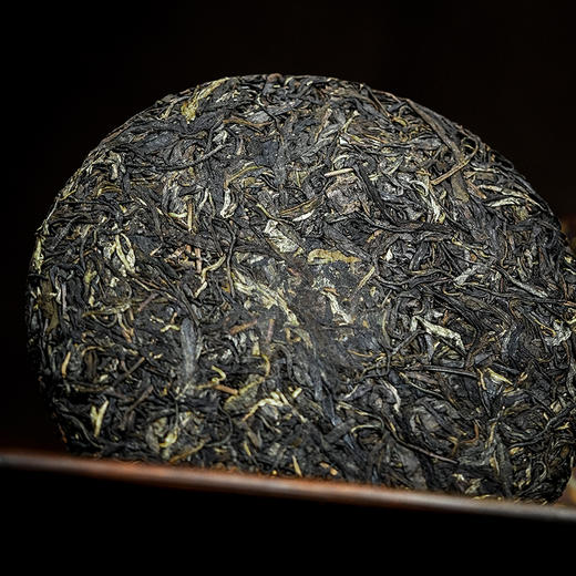 【最后4饼，即将售罄】【黄财神】诸财神之首！2024年春茶云南68座名山拼配普洱茶生茶；愿众生福慧增上 财源广进！1000g/饼 拍5发6 拍20发25 每饼额外赠茶架*1 商品图4