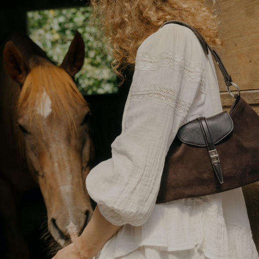 【秋冬新款】品牌直发 APEDE MOD 时尚新中式麂皮鳄鱼纹牛皮方锁马鞍包单肩腋下包 商品图2