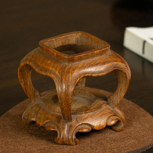 清 黄花梨一木整挖方形器座 商品图1