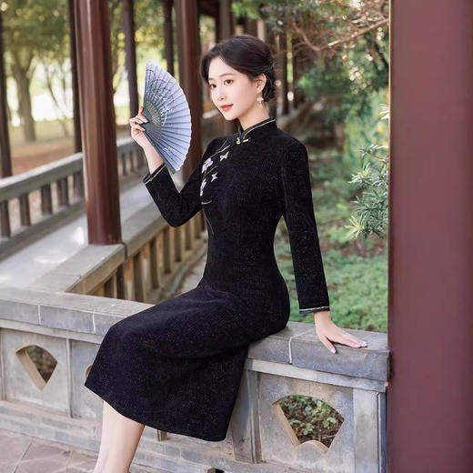 2024秋款日常改良复古黑色长款旗袍QMR 商品图3