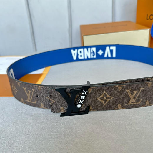 秋冬特惠💰320【LV】男士腰带 路易威登 带身宽度4.0cm   腰 带 一 面 采 用 定 制 帆 布 一 面 采 用 原 厂 柔 软 小 牛 皮 商品图1