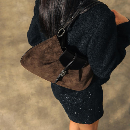 【秋冬新款】品牌直发 APEDE MOD 时尚新中式麂皮鳄鱼纹牛皮方锁马鞍包单肩腋下包 商品图6