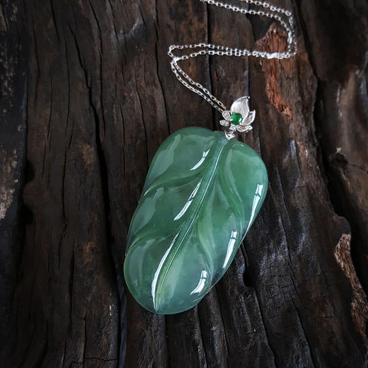 【天然正品】A货翡翠AU750白金镶天然冰种绿色叶子翡翠（金枝玉叶）吊坠项链女士现售价：4680！230924NJM17 商品图3