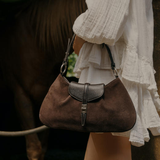 【秋冬新款】品牌直发 APEDE MOD 时尚新中式麂皮鳄鱼纹牛皮方锁马鞍包单肩腋下包 商品图1