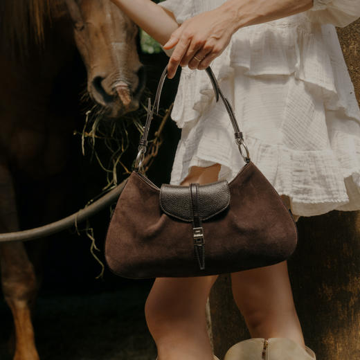 【秋冬新款】品牌直发 APEDE MOD 时尚新中式麂皮鳄鱼纹牛皮方锁马鞍包单肩腋下包 商品图0