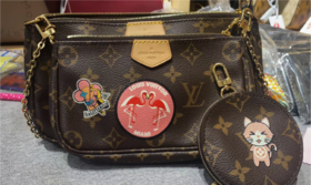 LOUIS VUITTON Multi Pochette Accessoires 金色金属件便携 涂层帆布拼牛皮饰边 五合一腋下 定制款