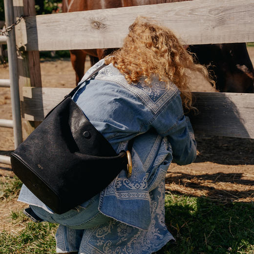 【赵露思同款】品牌直发 APEDE MOD 秋冬新款大容量头层牛皮水桶包 中号软花桶包单肩斜挎包 商品图1