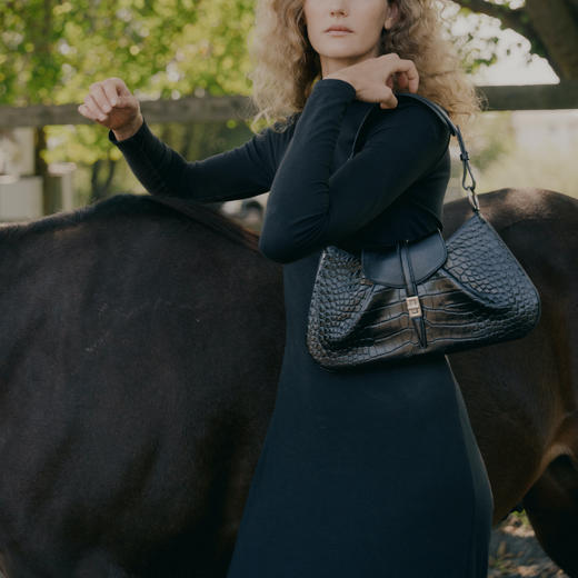 【秋冬新款】品牌直发 APEDE MOD 时尚新中式麂皮鳄鱼纹牛皮方锁马鞍包单肩腋下包 商品图4