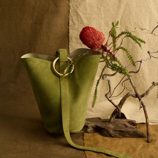 【赵露思同款】品牌直发 APEDE MOD 秋冬新款大容量头层牛皮水桶包 中号软花桶包单肩斜挎包 商品图5