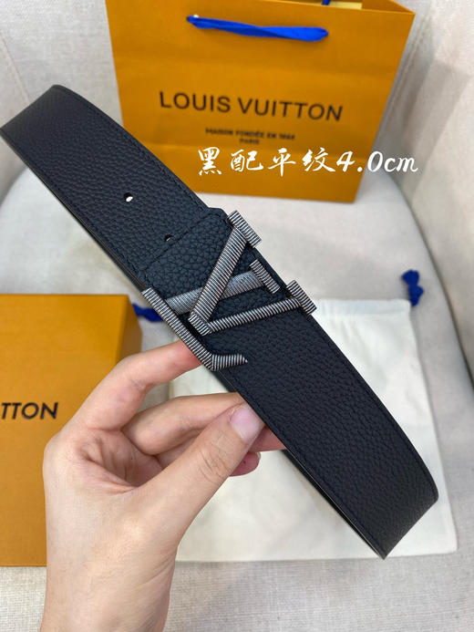 秋冬特惠💰350【LV】男士腰带 男士专柜品质掌纹腰帶 带身宽度4.0cm  配置精钢字母搭扣 商品图1