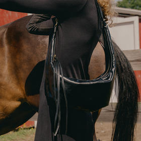 【秋冬新款】品牌直发 APEDE MOD 几何锁扣头层牛皮云朵流苏包单肩斜挎包