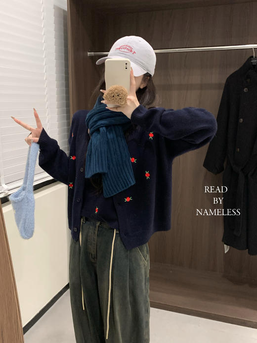 Read Nameless /韩国藏青色羊毛小红花毛衣+洗旧加绒休闲牛仔裤 2024/10/26 商品图2